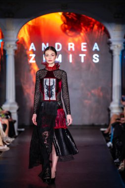 Macaristan Budapeşte 20 Eylül 2024: Budapeşte Moda Haftası. Bayan Andrea Zimits Koleksiyonu. Cesurca ve dikkat çekici bir moda tasarımı.