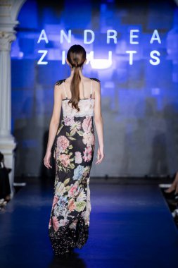 Macaristan Budapeşte 20 Eylül 2024: Budapeşte Moda Haftası. Bayan Andrea Zimits Koleksiyonu. Cesurca ve dikkat çekici bir moda tasarımı.