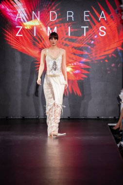 Macaristan Budapeşte 20 Eylül 2024: Budapeşte Moda Haftası. Bayan Andrea Zimits Koleksiyonu. Cesurca ve dikkat çekici bir moda tasarımı.