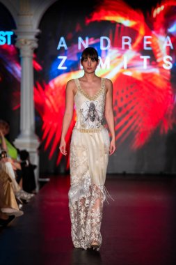 Macaristan Budapeşte 20 Eylül 2024: Budapeşte Moda Haftası. Bayan Andrea Zimits Koleksiyonu. Cesurca ve dikkat çekici bir moda tasarımı.