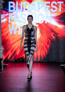 Macaristan Budapeşte 20 Eylül 2024: Budapeşte Moda Haftası. Bayan Andrea Zimits Koleksiyonu. Cesurca ve dikkat çekici bir moda tasarımı.