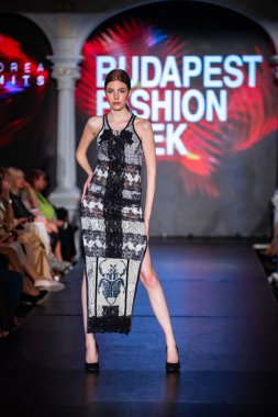 Macaristan Budapeşte 20 Eylül 2024: Budapeşte Moda Haftası. Bayan Andrea Zimits Koleksiyonu. Cesurca ve dikkat çekici bir moda tasarımı.