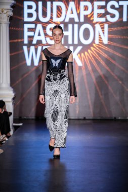 Macaristan Budapeşte 20 Eylül 2024: Budapeşte Moda Haftası. Bayan Andrea Zimits Koleksiyonu. Cesurca ve dikkat çekici bir moda tasarımı.