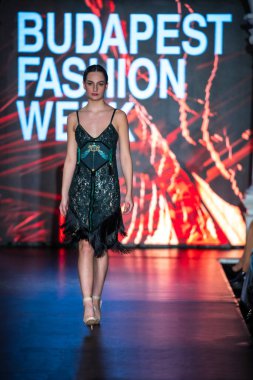 Macaristan Budapeşte 20 Eylül 2024: Budapeşte Moda Haftası. Bayan Andrea Zimits Koleksiyonu. Cesurca ve dikkat çekici bir moda tasarımı.