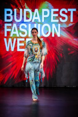 Macaristan Budapeşte 20 Eylül 2024: Budapeşte Moda Haftası. Bayan Andrea Zimits Koleksiyonu. Cesurca ve dikkat çekici bir moda tasarımı.