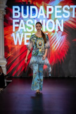 Macaristan Budapeşte 20 Eylül 2024: Budapeşte Moda Haftası. Bayan Andrea Zimits Koleksiyonu. Cesurca ve dikkat çekici bir moda tasarımı.