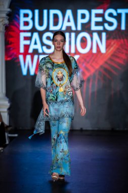 Macaristan Budapeşte 20 Eylül 2024: Budapeşte Moda Haftası. Bayan Andrea Zimits Koleksiyonu. Cesurca ve dikkat çekici bir moda tasarımı.
