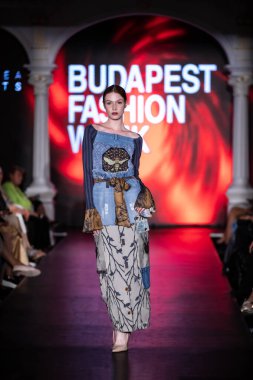 Macaristan Budapeşte 20 Eylül 2024: Budapeşte Moda Haftası. Bayan Andrea Zimits Koleksiyonu. Cesurca ve dikkat çekici bir moda tasarımı.