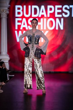 Macaristan Budapeşte 20 Eylül 2024: Budapeşte Moda Haftası. Bayan Andrea Zimits Koleksiyonu. Cesurca ve dikkat çekici bir moda tasarımı.