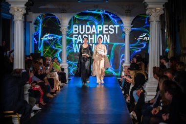 Macaristan Budapeşte 20 Eylül 2024: Budapeşte Moda Haftası. Claudio Dessi Koleksiyonu. Çok cüretkar ve dikkat çekici bir moda tasarımı.. 