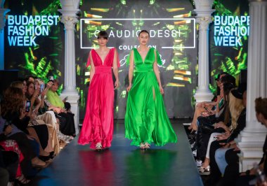 Macaristan Budapeşte 20 Eylül 2024: Budapeşte Moda Haftası. Claudio Dessi Koleksiyonu. Çok cüretkar ve dikkat çekici bir moda tasarımı.. 