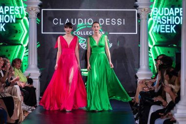 Macaristan Budapeşte 20 Eylül 2024: Budapeşte Moda Haftası. Claudio Dessi Koleksiyonu. Çok cüretkar ve dikkat çekici bir moda tasarımı.. 