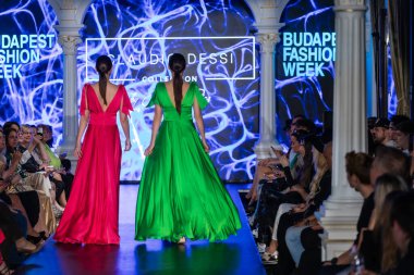 Macaristan Budapeşte 20 Eylül 2024: Budapeşte Moda Haftası. Claudio Dessi Koleksiyonu. Çok cüretkar ve dikkat çekici bir moda tasarımı.. 