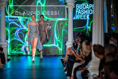 Macaristan Budapeşte 20 Eylül 2024: Budapeşte Moda Haftası. Claudio Dessi Koleksiyonu. Çok cüretkar ve dikkat çekici bir moda tasarımı.. 