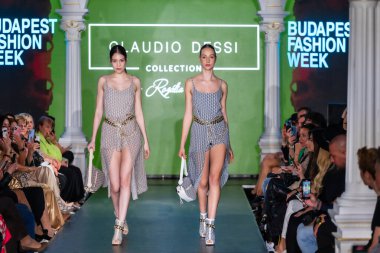 Macaristan Budapeşte 20 Eylül 2024: Budapeşte Moda Haftası. Claudio Dessi Koleksiyonu. Çok cüretkar ve dikkat çekici bir moda tasarımı.. 