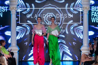 Macaristan Budapeşte 20 Eylül 2024: Budapeşte Moda Haftası. Claudio Dessi Koleksiyonu. Çok cüretkar ve dikkat çekici bir moda tasarımı.. 