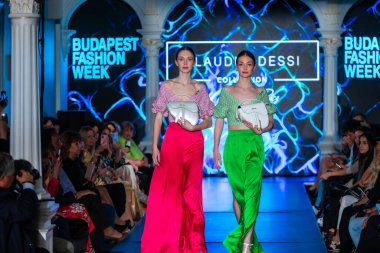 Macaristan Budapeşte 20 Eylül 2024: Budapeşte Moda Haftası. Claudio Dessi Koleksiyonu. Çok cüretkar ve dikkat çekici bir moda tasarımı.. 