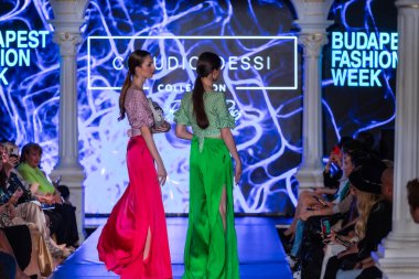 Macaristan Budapeşte 20 Eylül 2024: Budapeşte Moda Haftası. Claudio Dessi Koleksiyonu. Çok cüretkar ve dikkat çekici bir moda tasarımı.. 
