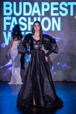 Macaristan Budapeşte. 21 Eylül 2024: Budapeşte Moda Haftası. Bayan Ekatherina Chepak Koleksiyonu. Cesurca ve çok seçkin bir moda tasarımı..