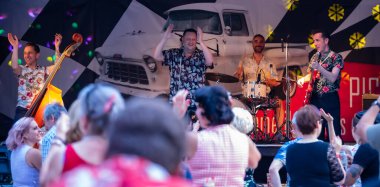 Dunaharaszty Macaristan Temmuz. 31 2024: Tanımlanamayan insanlar bir rock konserinde dans ediyorlar. Rockabilly.