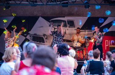 Dunaharaszty Macaristan Temmuz. 31 2024: Tanımlanamayan insanlar bir rock konserinde dans ediyorlar. Rockabilly.