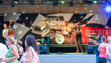 Dunaharaszty Macaristan Temmuz. 31 2024: Tanımlanamayan insanlar bir rock konserinde dans ediyorlar. Rockabilly.