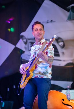 Dunaharaszty Macaristan Temmuz. 31 2024: Tanımlanamayan insanlar bir rock konserinde dans ediyorlar. Rockabilly.