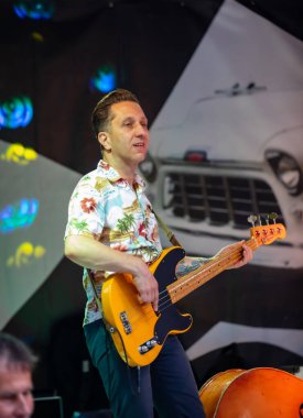 Dunaharaszty Macaristan Temmuz. 31 2024: Tanımlanamayan insanlar bir rock konserinde dans ediyorlar. Rockabilly.