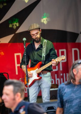 Dunaharaszty Macaristan Temmuz. 31 2024: Tanımlanamayan insanlar bir rock konserinde dans ediyorlar. Rockabilly.