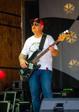 Dunaharaszty Macaristan Temmuz. 31 2024: Tanımlanamayan insanlar bir rock konserinde dans ediyorlar. Rockabilly.