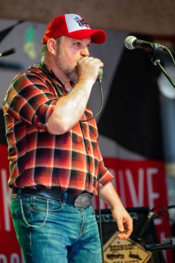 Dunaharaszty Macaristan Temmuz. 31 2024: Tanımlanamayan insanlar bir rock konserinde dans ediyorlar. Rockabilly.