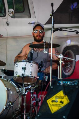 Dunaharaszty Macaristan Temmuz. 31 2024: Tanımlanamayan insanlar bir rock konserinde dans ediyorlar. Rockabilly.