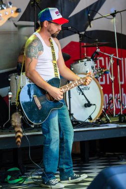 Dunaharaszty Macaristan Temmuz. 31 2024: Tanımlanamayan insanlar bir rock konserinde dans ediyorlar. Rockabilly.