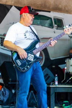 Dunaharaszty Macaristan Temmuz. 31 2024: Tanımlanamayan insanlar bir rock konserinde dans ediyorlar. Rockabilly.