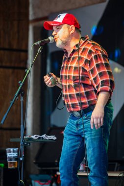 Dunaharaszty Macaristan Temmuz. 31 2024: Tanımlanamayan insanlar bir rock konserinde dans ediyorlar. Rockabilly.