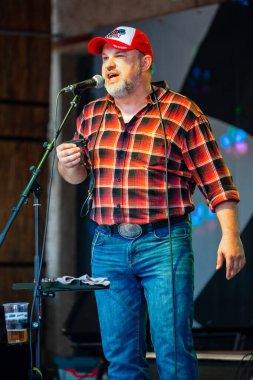 Dunaharaszty Macaristan Temmuz. 31 2024: Tanımlanamayan insanlar bir rock konserinde dans ediyorlar. Rockabilly.