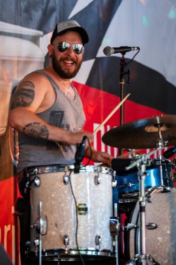 Dunaharaszty Macaristan Temmuz. 31 2024: Tanımlanamayan insanlar bir rock konserinde dans ediyorlar. Rockabilly.