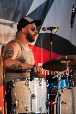 Dunaharaszty Macaristan Temmuz. 31 2024: Tanımlanamayan insanlar bir rock konserinde dans ediyorlar. Rockabilly.