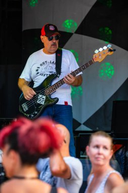 Dunaharaszty Macaristan Temmuz. 31 2024: Tanımlanamayan insanlar bir rock konserinde dans ediyorlar. Rockabilly.