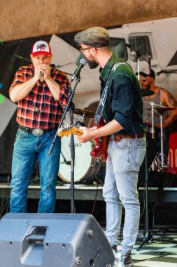 Dunaharaszty Macaristan Temmuz. 31 2024: Tanımlanamayan insanlar bir rock konserinde dans ediyorlar. Rockabilly.