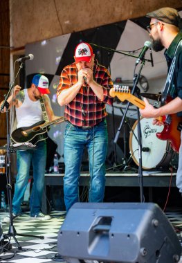 Dunaharaszty Macaristan Temmuz. 31 2024: Tanımlanamayan insanlar bir rock konserinde dans ediyorlar. Rockabilly.