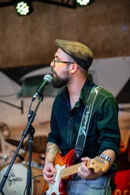 Dunaharaszty Macaristan Temmuz. 31 2024: Tanımlanamayan insanlar bir rock konserinde dans ediyorlar. Rockabilly.