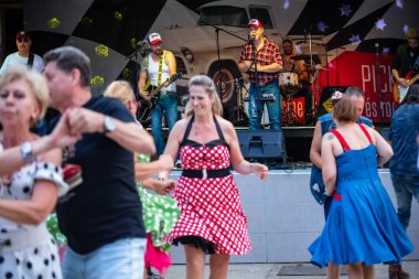 Dunaharaszty Macaristan Temmuz. 31 2024: Tanımlanamayan insanlar bir rock konserinde dans ediyorlar. Rockabilly.