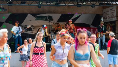 Dunaharaszty Macaristan Temmuz. 31 2024: Tanımlanamayan insanlar bir rock konserinde dans ediyorlar. Rockabilly.
