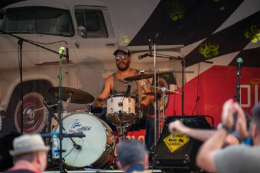 Dunaharaszty Macaristan Temmuz. 31 2024: Tanımlanamayan insanlar bir rock konserinde dans ediyorlar. Rockabilly.