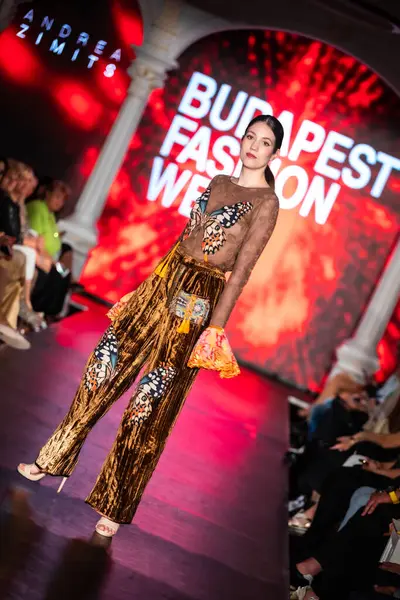 Macaristan Budapeşte 20 Eylül 2024: Budapeşte Moda Haftası. Bayan Andrea Zimits Koleksiyonu. Cesurca ve dikkat çekici bir moda tasarımı.