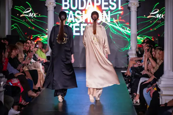 Macaristan Budapeşte 20 Eylül 2024: Budapeşte Moda Haftası. Claudio Dessi Koleksiyonu. Çok cüretkar ve dikkat çekici bir moda tasarımı.. 