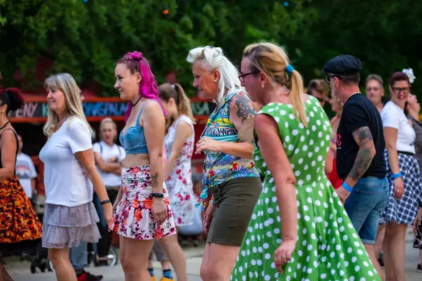 Dunaharaszty Macaristan Temmuz. 31 2024: Tanımlanamayan insanlar bir rock konserinde dans ediyorlar. Rockabilly.