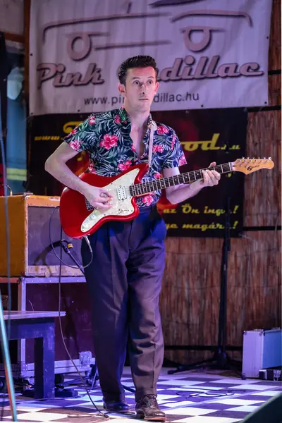 Dunaharaszty Macaristan Temmuz. 31 2024: Tanımlanamayan insanlar bir rock konserinde dans ediyorlar. Rockabilly.