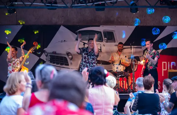 Dunaharaszty Macaristan Temmuz. 31 2024: Tanımlanamayan insanlar bir rock konserinde dans ediyorlar. Rockabilly.